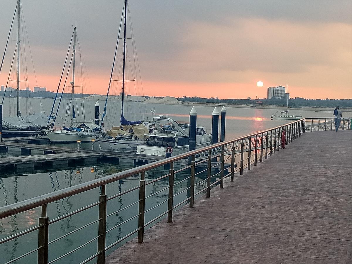 Country Garden Danga Bay Apartment Джохор Бахру Екстериор снимка